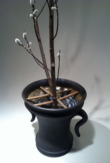 Shiun Ikebana Container with Kubari